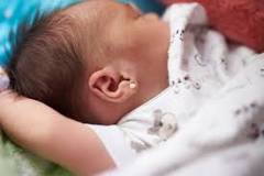 ¿Cómo dormir la oreja para perforar a un bebé?