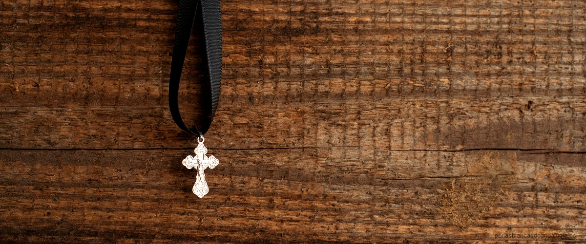 El colgante cruz dorado: la joya perfecta para expresar tu fe